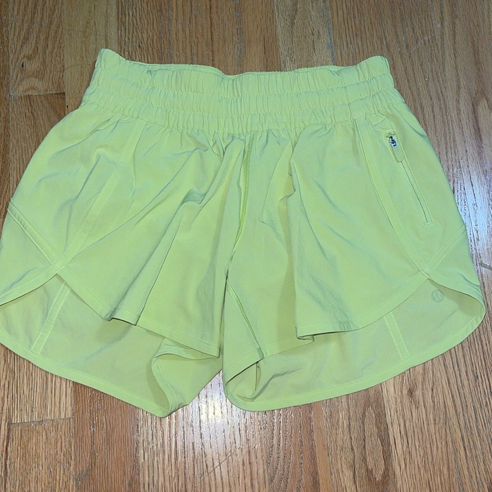 Lululemon ‘Tracker short’ lined 4” size 6.